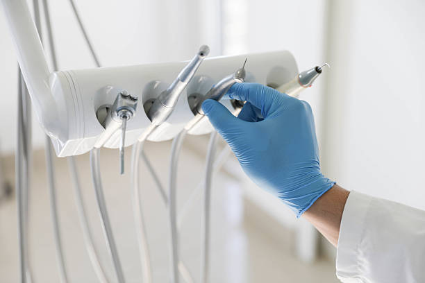Professional Tooth Extraction technician working in Pleasanton, TX